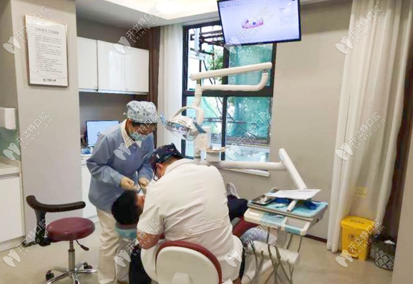 医生为顾客治疗牙齿的过程