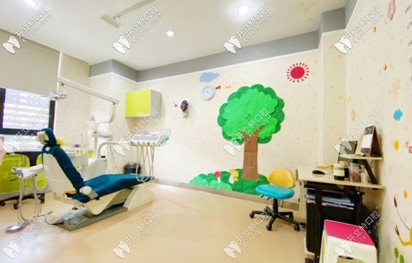 具有卡通色彩的儿童诊室